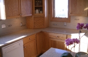 Porcelain mosaic backsplash with glass inserts
