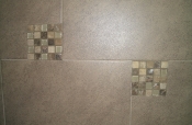 Porcelain backsplash with glass and travertine inserts