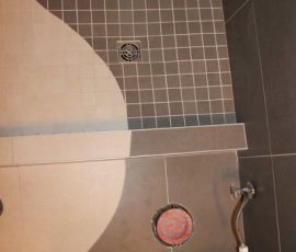 Wave incorporated into the shower floor