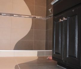 Wave design in stand-up shower